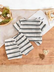SHEIN Playful Pals 女嬰黑白條紋夏季休閒度假短袖圓領T恤與鬆緊腰短褲套裝，柔軟面料旅行穿搭 - 黑與白 - 查看 3