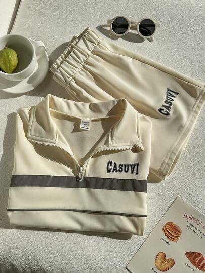 SHEIN Set de 2 piezas de conjunto de polo para niñas, camisa de polo beige con cinta reflectante y decoración con estampado de letras + pantalones cortos deportivos sueltos, conjunto deportivo casual para uso diario