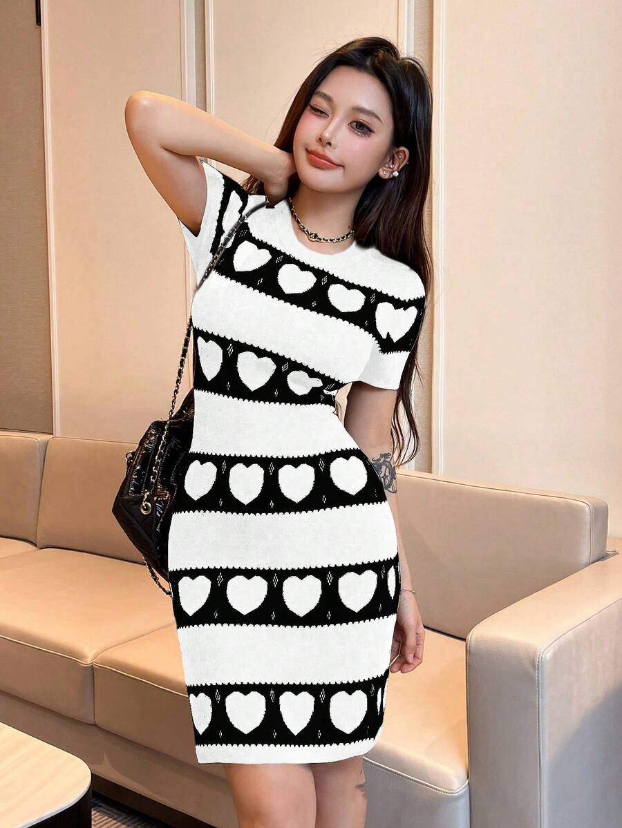SHEIN Unity 女士心形图案圆领修身短袖毛衣连衣裙 - 黑與白 - 查看 1