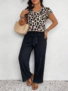 SHEIN Frenchy Große Größen Leopardenmuster Top und einfarbige Hose 2-teiliges Set Lässig Kawaii Sexy Anständig Business Urlaubsoutfit Sommer Büro Formell Beige Schwarz - Verschiedenfarbig - Übersicht 3