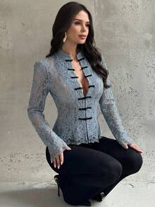 Firerie 女士白色蕾丝黑色纽扣腰长袖衬衫，复古宫廷风上衣，新款中国风衬衫，白色蕾丝长袖衬衫，半透明蕾丝上衣，适合春、夏、秋季穿着，优雅百搭，通勤、约会、派对、婚礼、毕业典礼、演出、音乐会、工作、返校、年会、女士生日等场合。 - 霧霾藍 - 查看 3