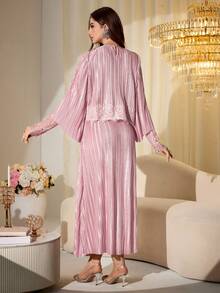 Modelyn Bộ đồ nữ màu hồng phối ren, bèo nhún, kiểu dáng thanh lịch gồm áo và chân váy. - Hồng - Xem 3