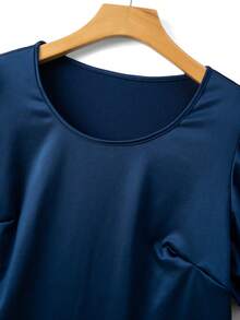 GlowEve CURVE 大码女式圆领短袖修身缎面弹力优雅奢华T恤 - 藏蓝色 - 查看 3