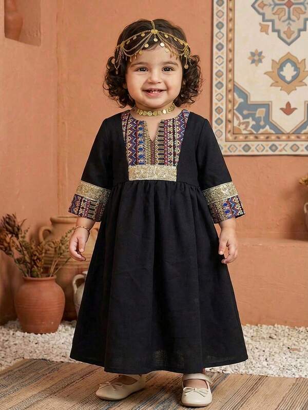 SHEIN One-Piece Black Ahlam Prayer Robe, Diamond Pattern Patchwork Long-Sleeved Dress Bow Pattern Print Baby Girls Casual V-Neck Loose Traditional Long Sleeve Arabic Dress Suitable For Spring/Summer, Elegant Long Sleeve Maxi Dress, Baby Girl Prayer Abaya, Easy Comfort, Casual Wear, Modest Kaftan