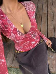 Sunnyshic 女士V领裹身系带腰果花印花度假风长袖T恤 - 酒紅色 - 查看 1