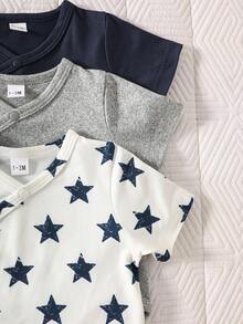 SHEIN 3件套新生儿/婴儿/幼儿男女童可爱休闲简约舒适柔软透气短袖连体衣，萌熊印花图案，适合春、夏、秋、冬四季日常穿着、生日派对、摄影等场合。新生儿明星3件装婴儿套装，新生儿男女通用服装，男女宝宝服装，夏季新生儿短袖连体衣。 - 藏蓝色 - 查看 5