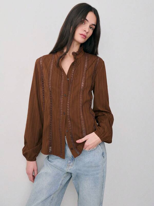 Nöista Áo kiểu màu nâu có viền ren dọc, cổ cao xếp nếp, cài cúc phía trước và tay dài với cổ tay bo chun. Thích hợp cho mùa xuân, hè, nữ.