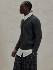 Musero 长袖V领针织套头衫，内置叠穿设计，冬季必备单品 - 深灰色 - 查看 4