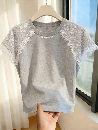 GlowEve Camiseta de mujer de cuello redondo elegante con costuras de encaje y mangas cortas, ideal para fiestas y trayectos al trabajo.