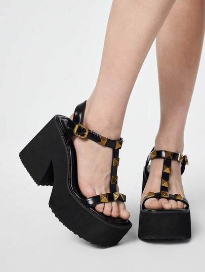 Sugerpunk 女士复古休闲性感厚底坡跟凉鞋，哥特朋克风方头露趾厚底T字带金属铆钉镶嵌踝带搭扣装饰套脚鞋，适合春夏户外、通勤、派对、度假等场合。