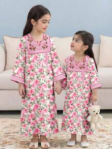 SHEIN DRMZ 女童火烈鸟印花长袖连衣裙，度假风；秋季女童粉色花卉阿拉伯长袍，优雅花卉领，休闲简约传统长袖阿拉伯连衣裙，适合春夏穿着；优雅端庄的长袖连衣裙，祈祷长袍，舒适休闲，度假风；端庄的卡夫坦长袍；儿童阿拉伯长袍；女童巴基斯坦传统长袍 - 彩色 - 查看 5