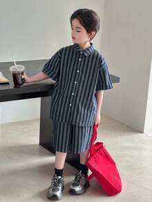 Dazy Kids Conjunto informal de verano para niño preadolescente con camisa de botones a rayas y pantalones cortos - Azul Marino - Ver 3