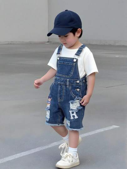 Denimoveraller för Young Boys, ny sommarkollektion, mellanblå denimfärg, avslappnad och söt stil, björn- och bokstavsbroderi, sliten design med slitna detaljer, lös rak passform, bekvämt bomullsdenimtyg, lämplig för avslappnade utflykter, skola, pendling, hemmasammankomster och aktiviteter