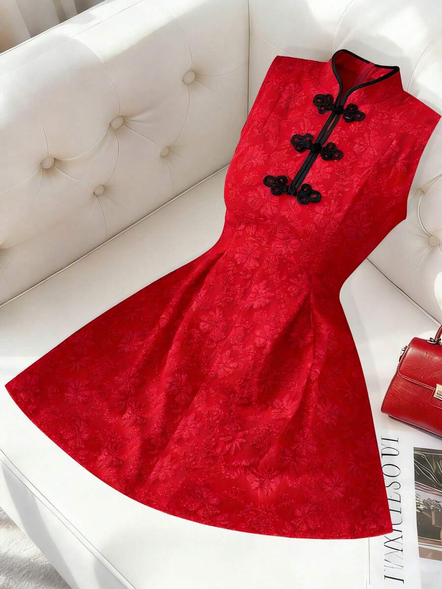 Franclia 新款优雅红色中式无袖立领黑色纽扣提花A字连衣裙，女士春夏连衣裙 - 紅色 - 查看 1