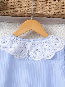 SHEIN Đầm kẻ sọc xanh trắng cho bé gái. Điểm nhấn của thiết kế gồm cổ áo Peter Pan ren lớn và tay áo phồng, kết hợp với chất liệu vải kẻ sọc xanh trắng tinh tế, mang đến phong cách tươi trẻ, pha trộn giữa nét nữ tính và vẻ thanh lịch nhẹ nhàng. Chiếc đầm thuộc phong cách "ngọt ngào và quý phái kiểu Pháp", thường thấy vào mùa xuân và mùa hè; phù hợp cho việc đi làm hàng ngày, đi chơi cuối tuần và các dịp xã giao nhẹ nhàng. Đây là chiếc đầm thanh lịch và tươi tắn giúp người mặc trông trẻ hơn, và là một trong những kiểu đầm kinh điển được yêu thích của mùa xuân và mùa hè. - Màu xanh lam - Xem 5