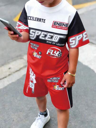 SHEIN Set de 2 piezas con camiseta de manga corta de cuello redondo con bolsillo y pantalones cortos para niños