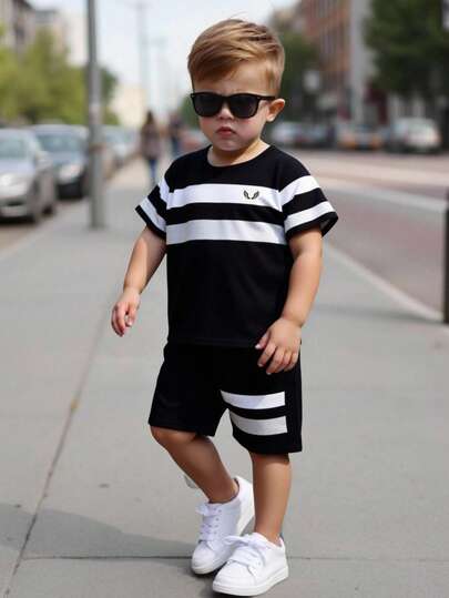 2pcs/Set Young Boy Casual Sports Streetwear Cute Cool Colorblock Wing Graphic T-Shirt + Shorts, Suitable For Daily Wear, School, Outings, Sports, Spring/Summer, Providing Multiple Matching Options For Young Boys. The Overall Design Is Simple And Generous, Comfortable And Fashionable To Wear. This T-Shirt And Shorts Set Will Make Young Boys Feel Comfortable And Showcase A Casual Look. This Outfit Combination Will Become A Practical And Fashionable Choice In The Wardrobe Of Young Boys.