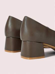 CUCCOO DOLLMOD 法国女鞋春秋季低帮方头中跟粗跟软皮金属扣乐福鞋 - 卡其色 - 查看 9