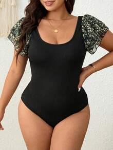 SHEIN Frenchy 大码女式圆领花卉拼接荷叶袖连体衣 - 黑色 - 查看 1