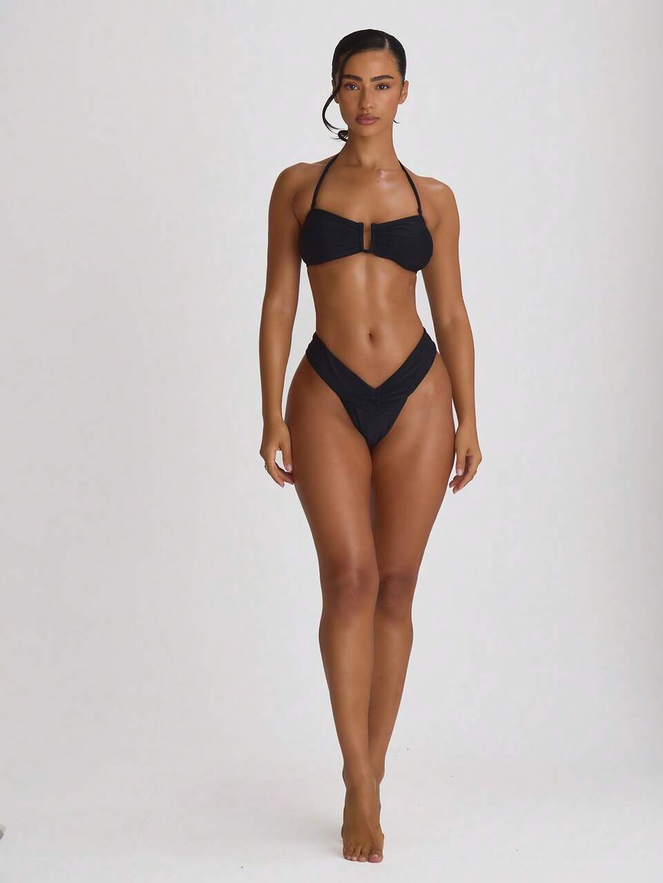 Schwarzes Tanga-Bikinioberteil mit geraffter Vorderseite und hoher Taille