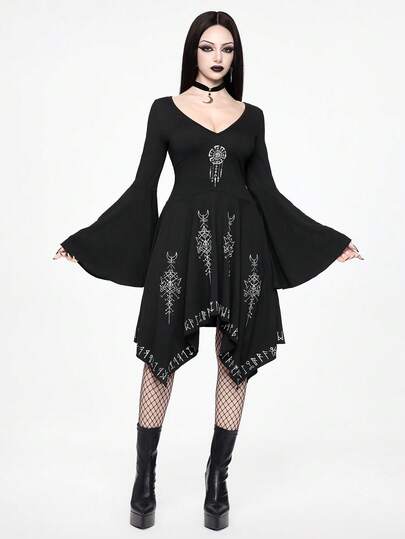 Gothic Stil tailliertes Kleid mit Glockenärmeln