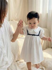 女婴舒适休闲褶皱面料经典蝴蝶结装饰黑色蕾丝边可爱彼得潘领连衣裙 - 白色 - 查看 9