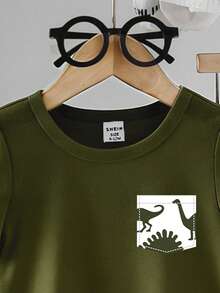 SHEIN Playful Pals 男童夏季套装，可爱又时尚——恐龙口袋印花短袖T恤，恐龙图案短裤。清新活泼的风格，舒适吸睛，是孩子们完美的夏季穿搭。 - 軍綠色 - 查看 4