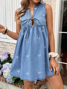 SHEIN 孕妇花卉刺绣前系带无袖性感牛仔连衣裙 - 藍色 - 查看 6