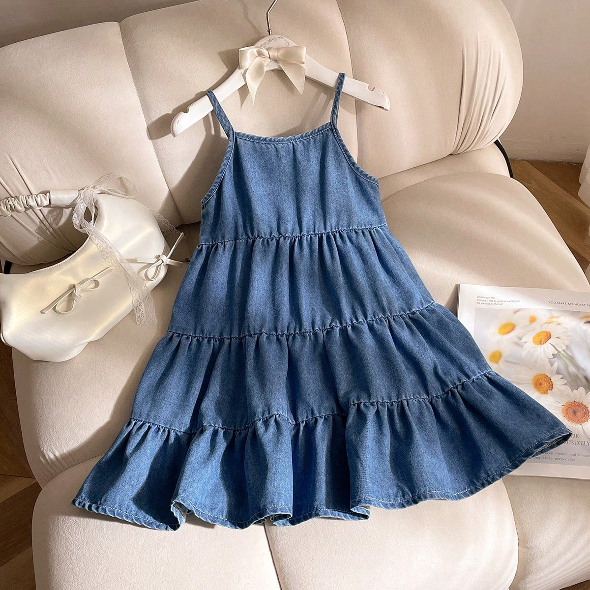 Vestido casual de niña con parches de mezclilla azul y diseño de línea A con capas