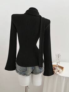 Elamini 棕色针织抓绒罗纹面料两件套，包含围巾和开衫。开衫采用纽扣闭合设计，翻领，长款喇叭袖，开衩下摆，修身剪裁，适合秋冬季节穿着。时尚百搭，适合通勤、办公、教学、大学等各种场合，尽显优雅浪漫，日常穿着也十分舒适。 - 黑色 - 查看 2