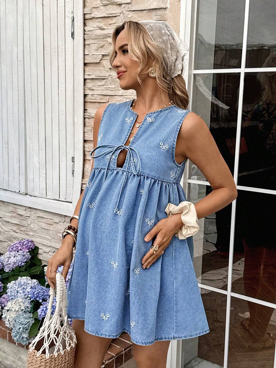 SHEIN 孕妇花卉刺绣前系带无袖性感牛仔连衣裙 - 藍色 - 查看 1