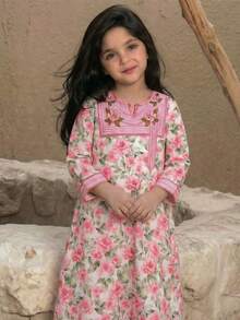 SHEIN DRMZ 女童火烈鸟印花长袖连衣裙，度假风；秋季女童粉色花卉阿拉伯长袍，优雅花卉领，休闲简约传统长袖阿拉伯连衣裙，适合春夏穿着；优雅端庄的长袖连衣裙，祈祷长袍，舒适休闲，度假风；端庄的卡夫坦长袍；儿童阿拉伯长袍；女童巴基斯坦传统长袍 - 彩色 - 查看 3