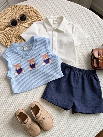 SHEIN Set de 3 piezas Unisex para bebé niño/niña con chaleco sin mangas con estampado de oso lindo en azul, camisa de manga corta blanca y pantalones cortos azul marino, conjunto de ropa de primavera/verano para bebé niño