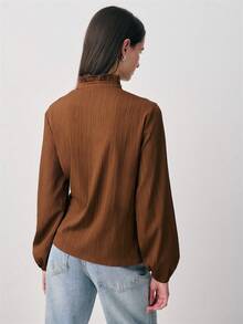 Nöista Áo kiểu màu nâu có viền ren dọc, cổ cao xếp nếp, cài cúc phía trước và tay dài với cổ tay bo chun. Thích hợp cho mùa xuân, hè, nữ. - màu nâu - Xem 2