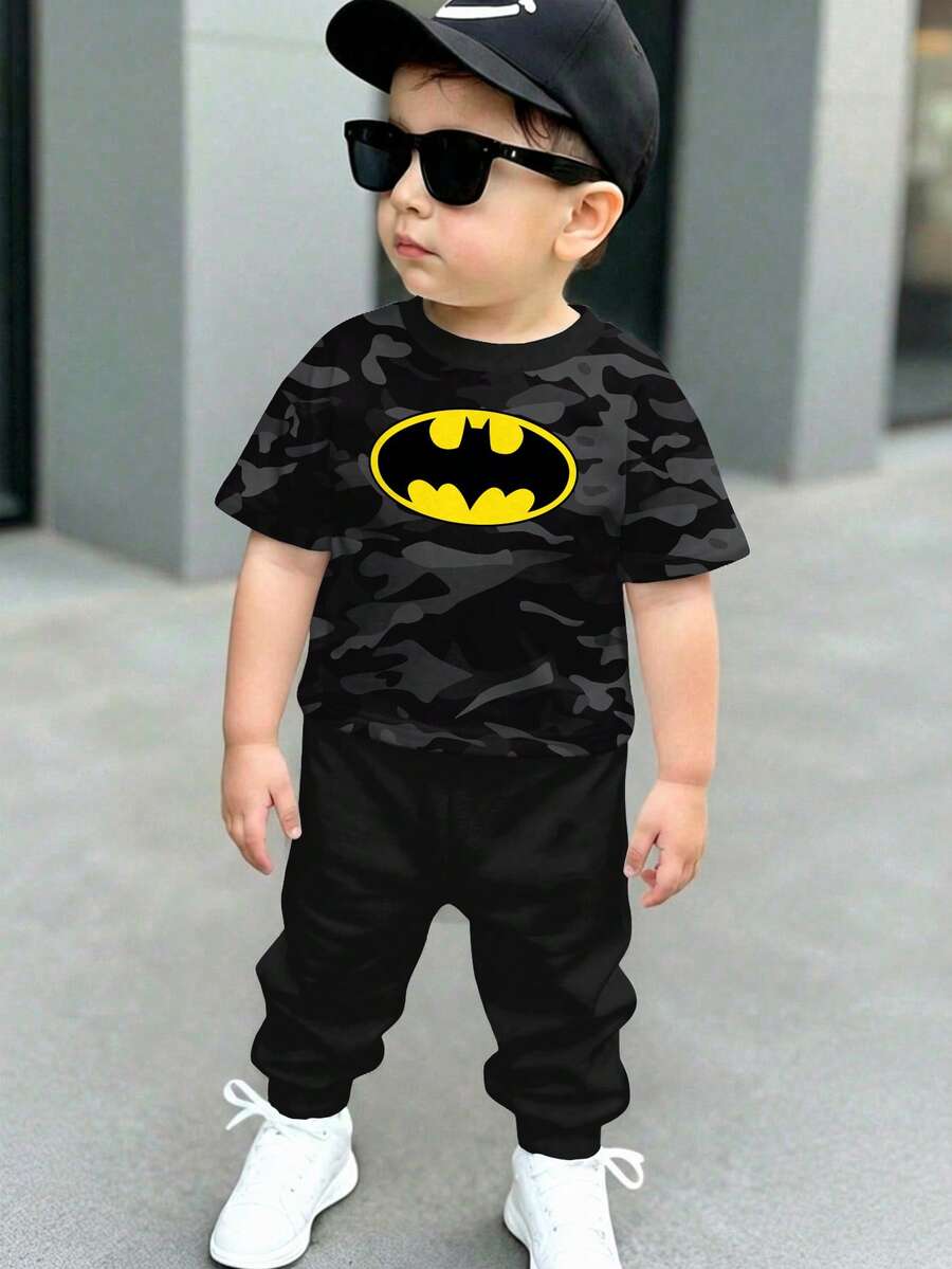 BATMAN X SHEIN 两件套男童休闲宽松舒适运动风经典酷炫logo印花圆领短袖T恤和抽绳裤,适合粉丝,春夏秋季穿着。 - 彩色 - 查看 1