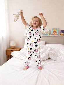 一套女童睡衣，紧身款，星星和奶牛印花撞色领口和袖口设计，针织弹力圆领短袖上衣搭配印花长裤，适合日常休闲穿着。 - 白色 - 查看 1