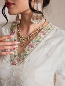 Al Najma V领花卉蕾丝边提花阿拉伯风格女式连衣裙 - 杏色 - 查看 8