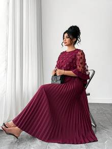 SHEIN PETITE CURVE 大码花卉装饰网纱拼接褶裥下摆连衣裙 - 酒紅色 - 查看 3