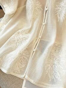 GlowEve CURVE 大码女式刺绣花卉衬衫，优雅休闲日常穿着 - 杏色 - 查看 4