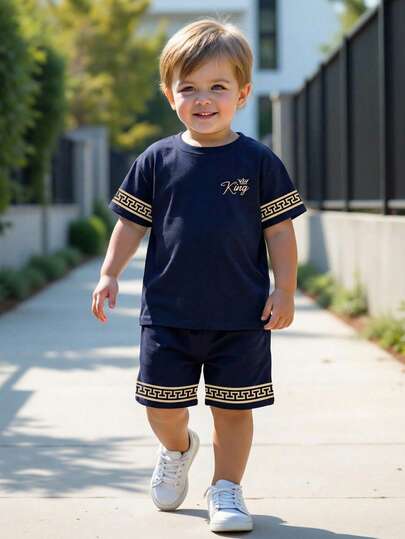 SHEIN 男童新款休闲简约经典复古花卉图案小皇冠英文字母“King”运动风撞色宽松舒适圆领短袖T恤短裤套装