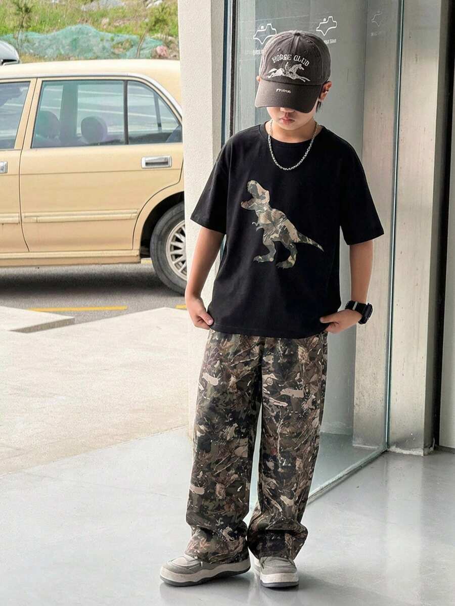 SHEIN 两件套男童套装:压纹字母图案圆领短袖T恤,带工装口袋和撞色滚边;灰色长裤;休闲、运动、度假、上学、聚会等场合皆宜,时尚百搭,春夏皆宜。 - 彩色 - 查看 1