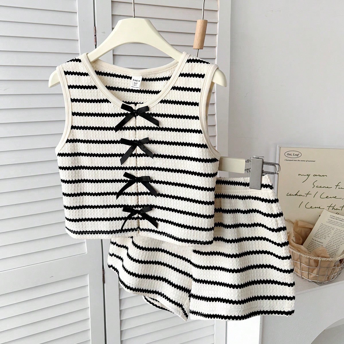 Conjunto básico casual de 2 piezas para niñas jóvenes, con top corto sin mangas de punto con textura a rayas marrones y blancas, y shorts sueltos p