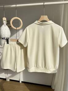 SHEIN Explorewe 2 peças/Conjunto Roupa Polo para Meninas, Top Polo Bege com Fita Refletiva e Decoração com Estampa de Letra + Shorts Esportivos Soltos, Conjunto Esportivo Casual para Uso Diário - Damasco - Visão 2