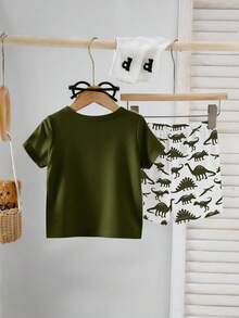 SHEIN Playful Pals 男童夏季套装，可爱又时尚——恐龙口袋印花短袖T恤，恐龙图案短裤。清新活泼的风格，舒适吸睛，是孩子们完美的夏季穿搭。 - 軍綠色 - 查看 2