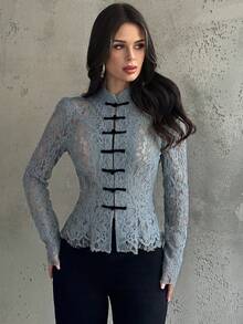 Firerie 女士白色蕾丝黑色纽扣腰长袖衬衫，复古宫廷风上衣，新款中国风衬衫，白色蕾丝长袖衬衫，半透明蕾丝上衣，适合春、夏、秋季穿着，优雅百搭，通勤、约会、派对、婚礼、毕业典礼、演出、音乐会、工作、返校、年会、女士生日等场合。 - 霧霾藍 - 查看 8