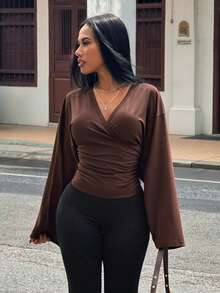 Slaydiva 日常休闲生活方式新款早春夏季音乐节、情人节、复活节休闲风、简约基础款、Y2K街头甜美风、性感风、邮轮度假风、日常约会风、辣妹风、性感派对风、V领重叠设计、宽松袖子、修身款，Y2K咖啡棕色女式T恤 - 棕色 - 查看 2