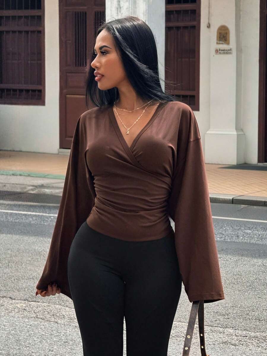 Slaydiva 日常休闲生活方式新款早春夏季音乐节、情人节、复活节休闲风、简约基础款、Y2K街头甜美风、性感风、邮轮度假风、日常约会风、辣妹风、性感派对风、V领重叠设计、宽松袖子、修身款，Y2K咖啡棕色女式T恤