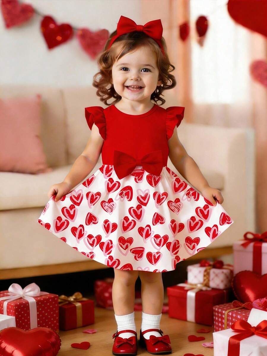1件适合6个月至2-3岁女婴的甜美爱心设计连衣裙，红白爱心印花+大蝴蝶结装饰，喇叭袖，轻薄面料，可爱公主风，适合情人节/日常穿着，夏季 - 彩色 - 查看 1