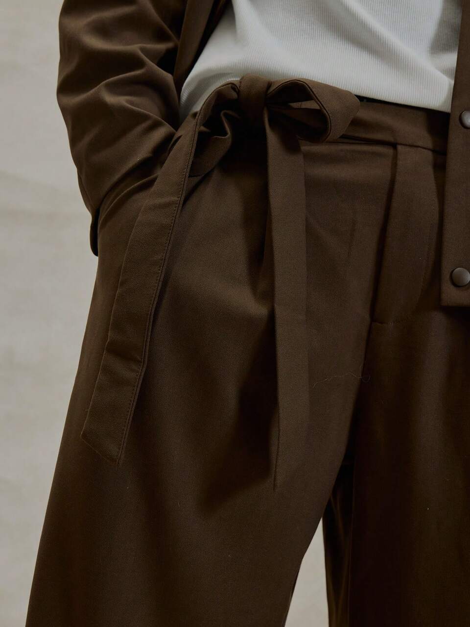 Pantaloni sartoriali con pieghe, vestibilità ampia e comoda, con cintura in tessuto, essenziali invernali