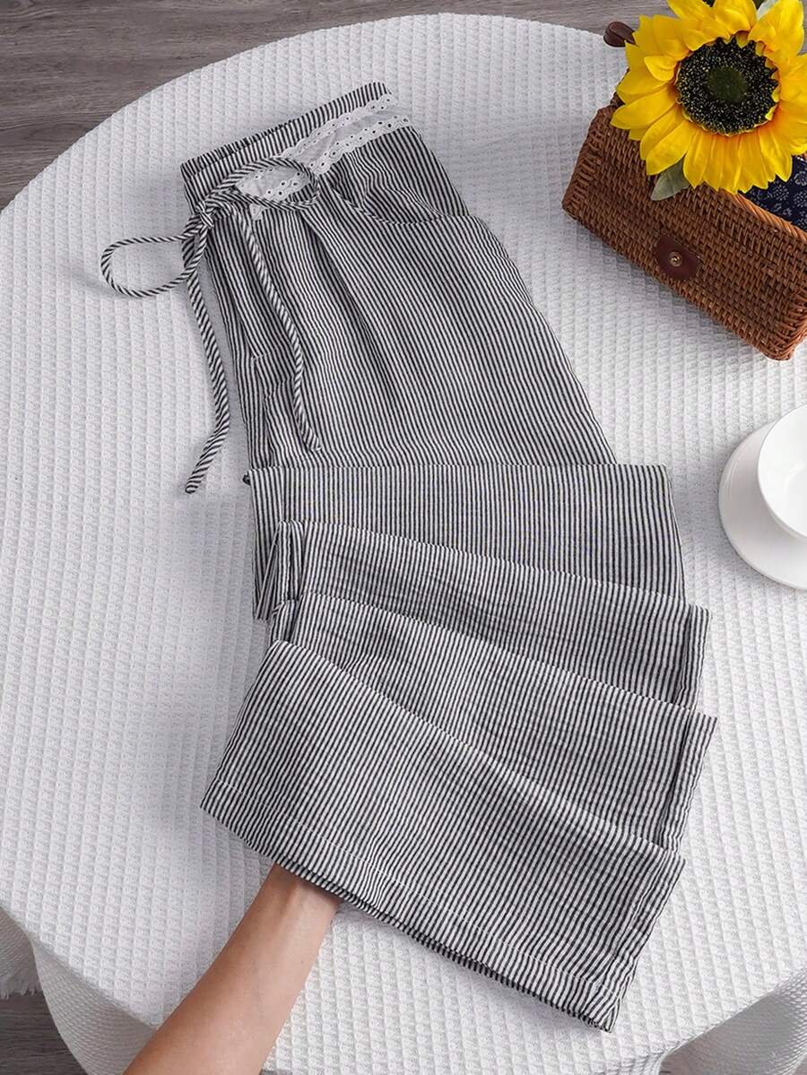 Sweetra Quần ống đứng kẻ sọc đen kiểu Pháp thanh lịch, cạp quần thời trang điểm điểm ren, đa năng cho cả công sở và thường ngày, thích hợp cho mùa xuân/hè. - Đen và trắng - Xem 1